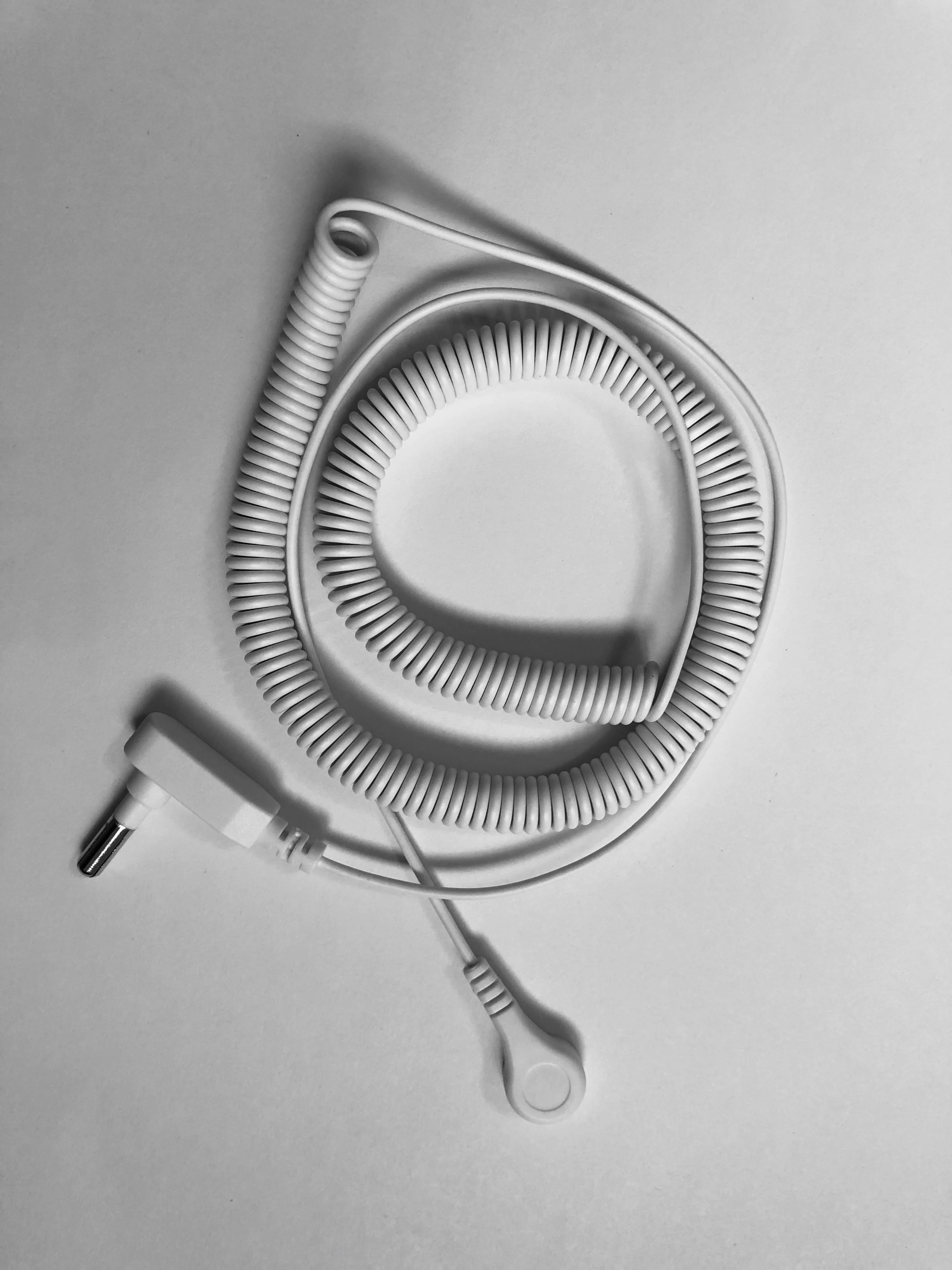 Заземляющая розетка европейского стандарта с заземляющим шнуром для