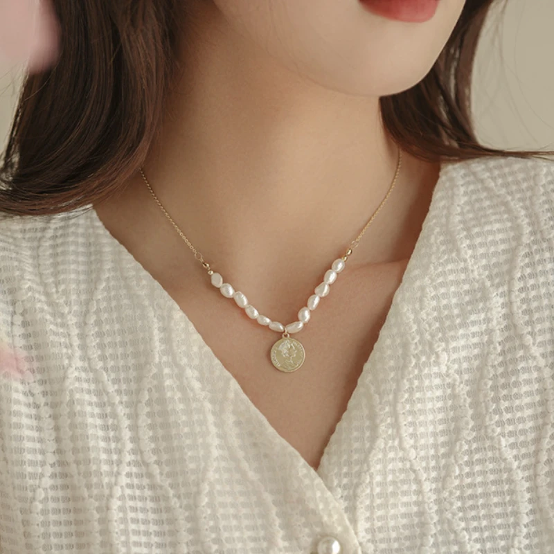 

U-Magical French Natural Freshwater Pearl Beaded Pendant Necklace for Women Coin Queen Portrait Metallic Necklaces Jewelry