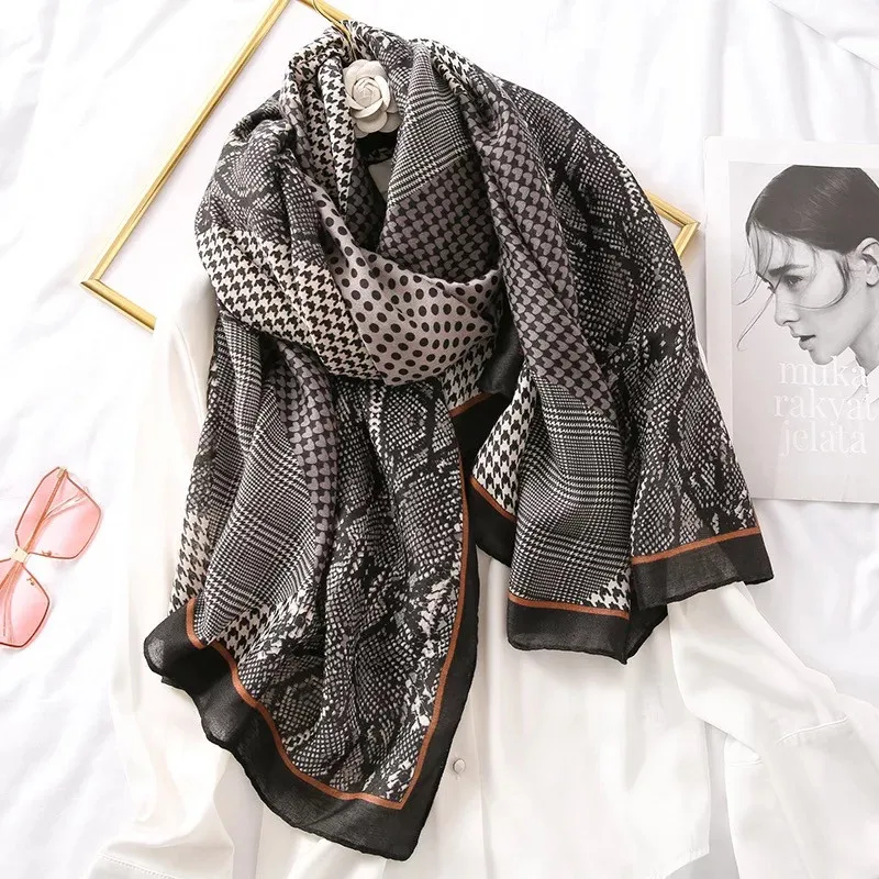 

2019 Popular Chinese quality Silk New style Four Seasons Lady Sunscreen Beach Shawl Women cotton Headscarf Fashion print scarf