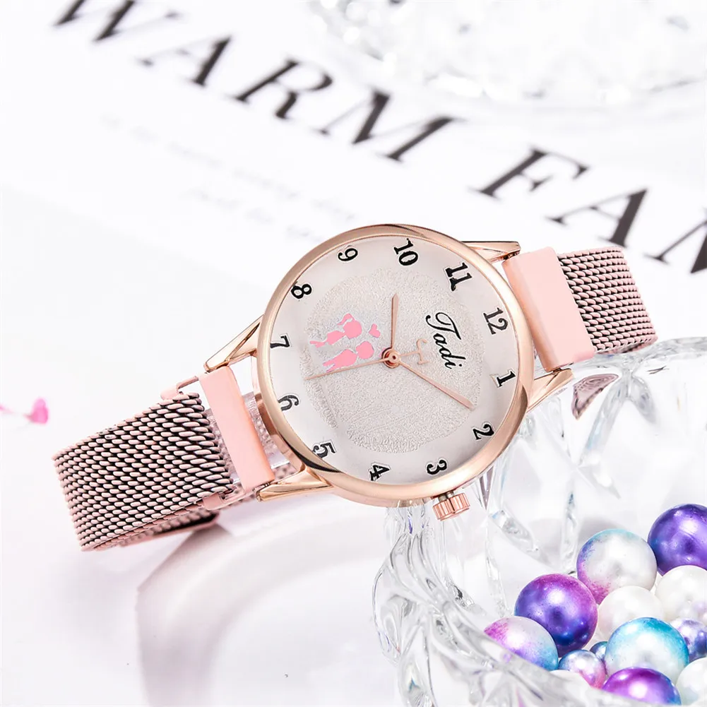 

Newly Women Quartz Watch Figure Pattern Alloy Magnetic Buckle Arabic Numerals Lady Wrist Watch DO99