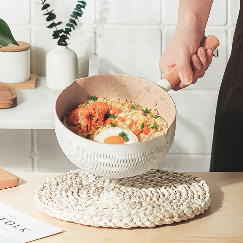 Бытовая кухонная сковорода с антипригарным покрытием для приготовления