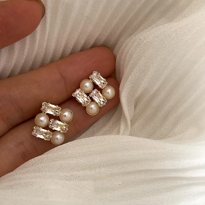 

Origin Summer Temperament Square Simulation Pearl Dangle Earring for Women Delicate Rhinestones Hollow Out Metal Earring Jewelry