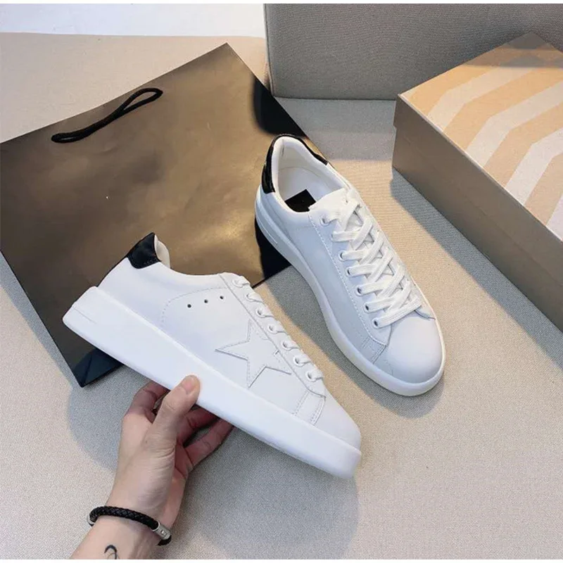 

Женские кроссовки из натуральной кожи, на шнуровке