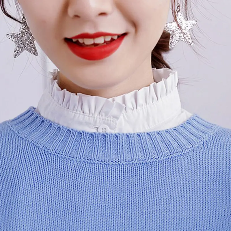 Женский милый белый свитер с оборками и воротником-стойкой |