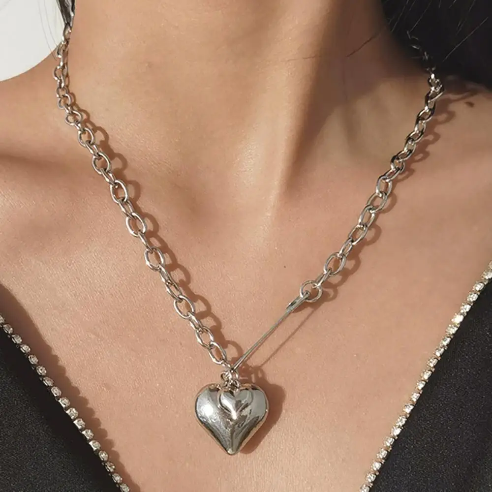 

Gothic Love Heart Choker Necklace Collares Cuban Chains Aesthetic Pendant Necklace for Women Lovers Sweet Necklace Jewelry Gift