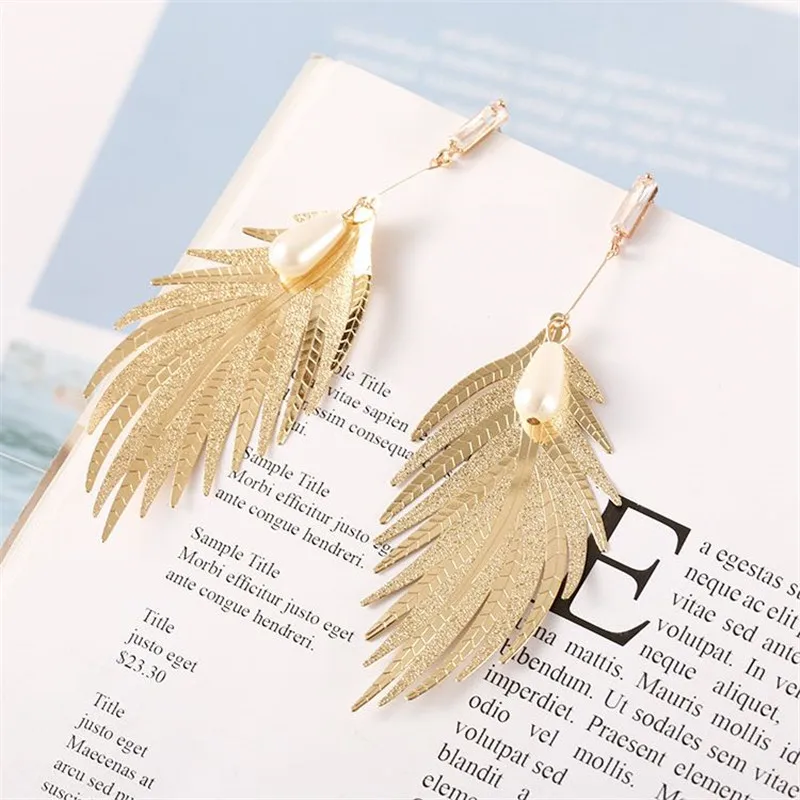 

South Korean web celebrity fashion temperament stud earrings contracted metal feather long pearl exaggerated leaf earrings