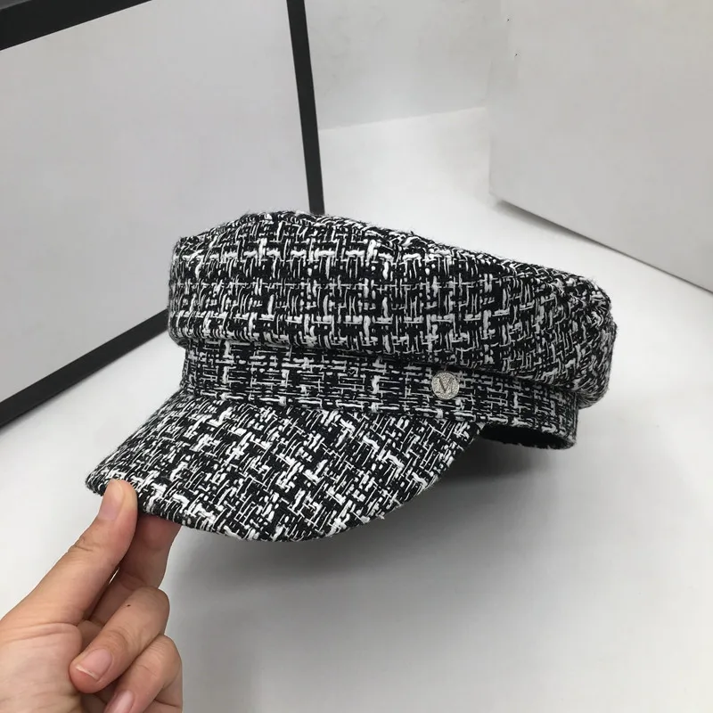 Шапка вязаная шапка светская женская новая зимняя черная и белая маленькая милая