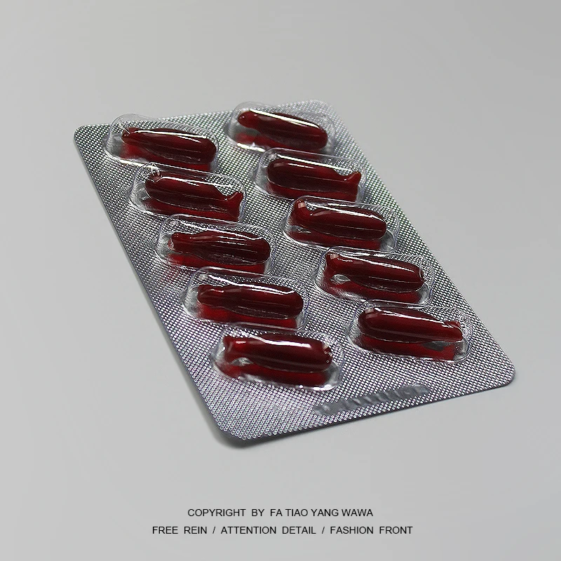 

Bored to eat a dead play! Simulation vomiting blood fake blood capsule props