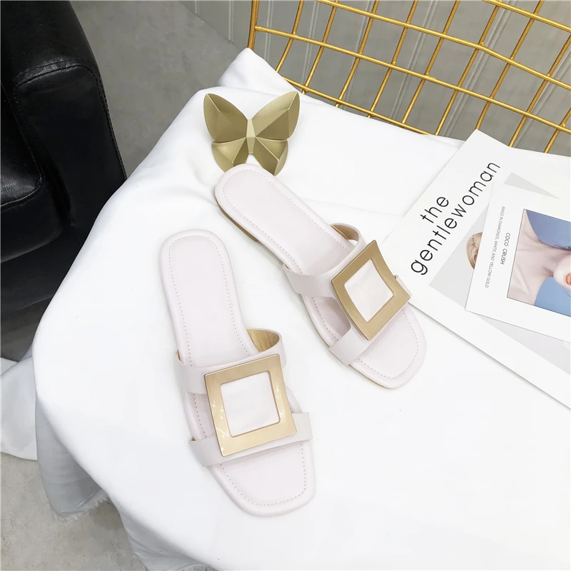 Домашние тапочки модные шлепанцы с пряжкой женские летние на плоской подошве