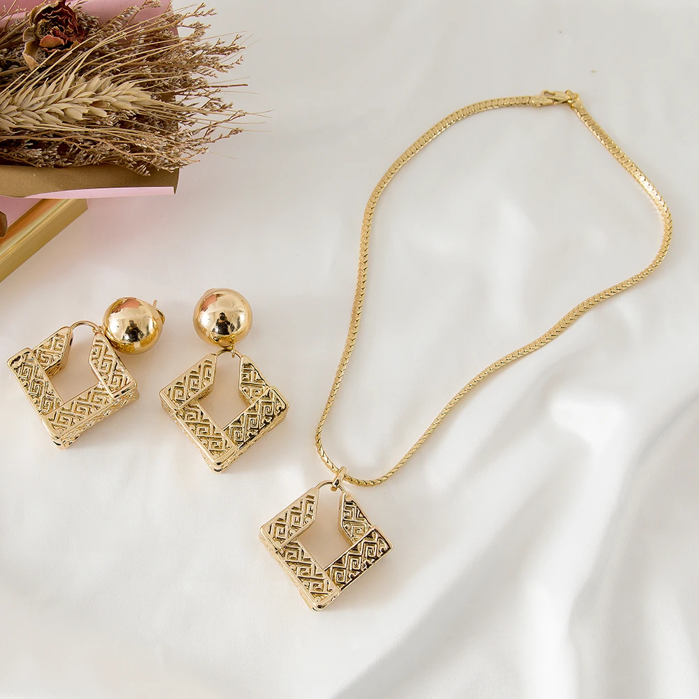 

Ожерелье и серьги для женщин с отверстиями квадратной формы золотого цвета высокого качества в изысканном стиле