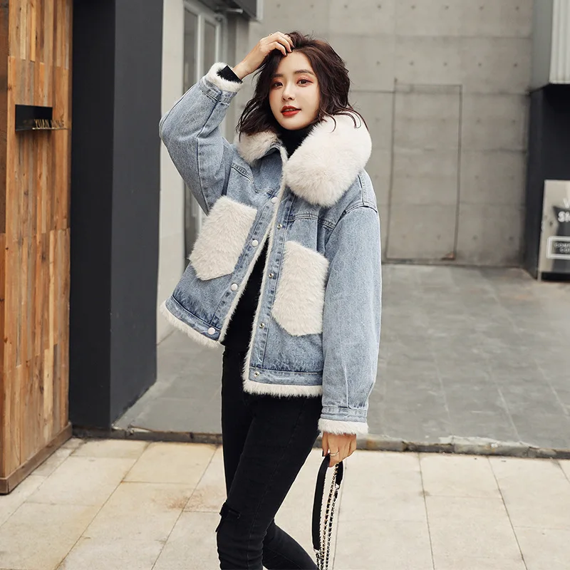 Женская джинсовая куртка с большим воротником из лисьего меха короткая
