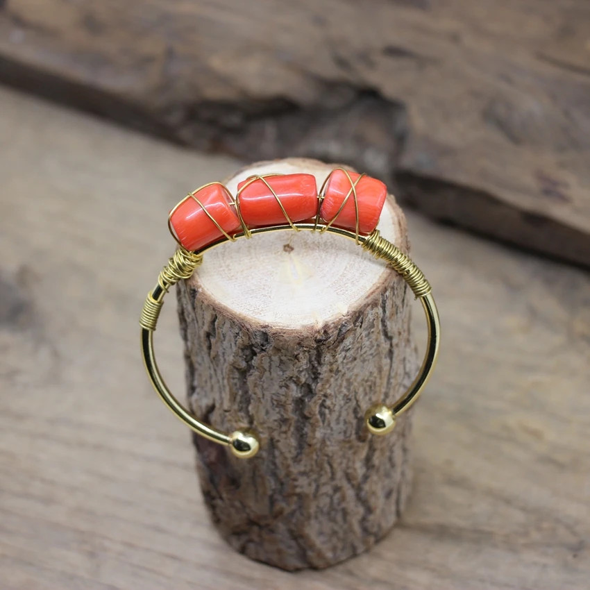 

Gold Color Brass Wire Wrap Natural Coral Tube Bead Open Cuff Bangle Irregular Orange Coral Fashion Women Bracelet Jewelry QC2022