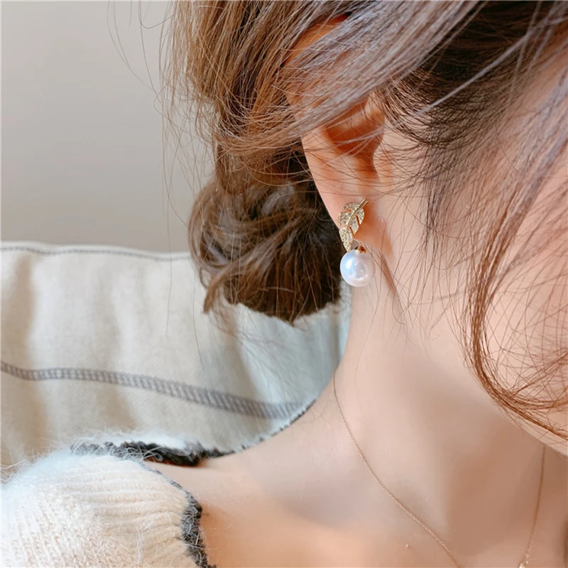 Простые серьги-подвески с искусственным жемчугом в виде листьев растений стразы