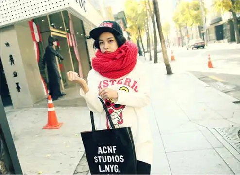 

Korean wool scarf female student autumn and winter new fashion trend wave pattern solid color thickening long lovers