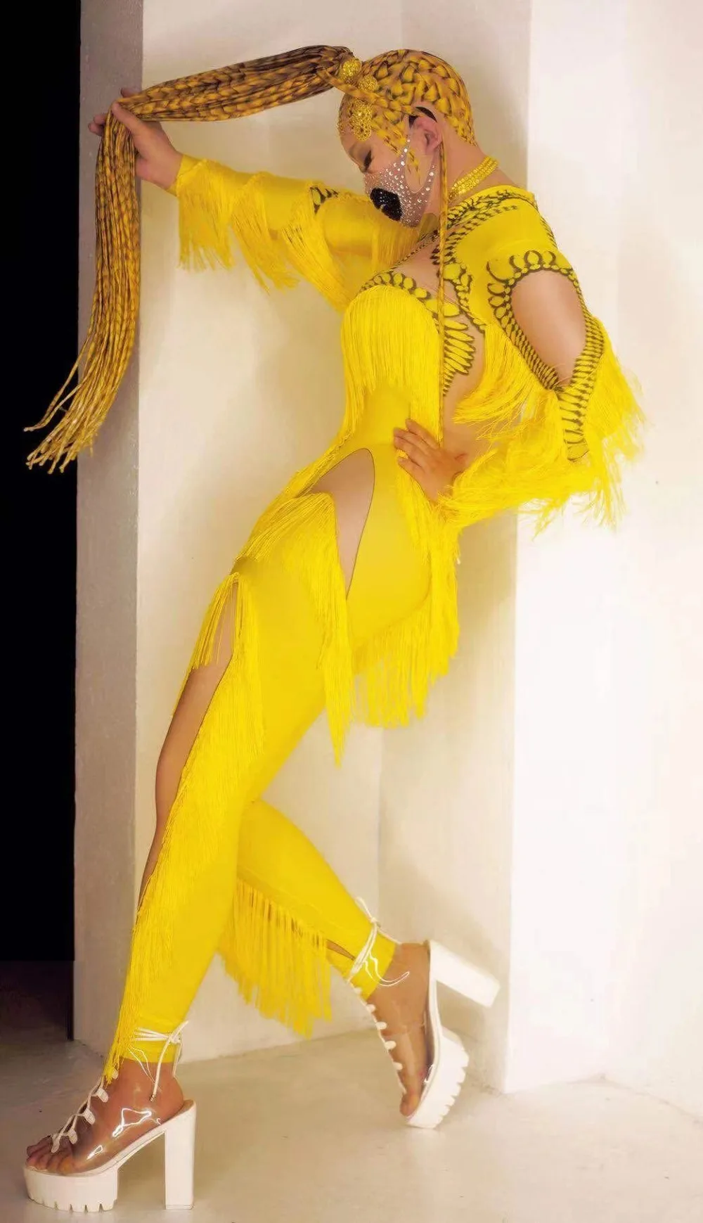 Женский комбинезон с кисточками желтый из спандекса длинным рукавом облегающий