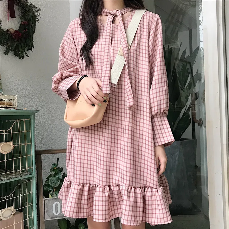 Женское свободное платье в клетку розовое с V образным вырезом и бантом маленькая