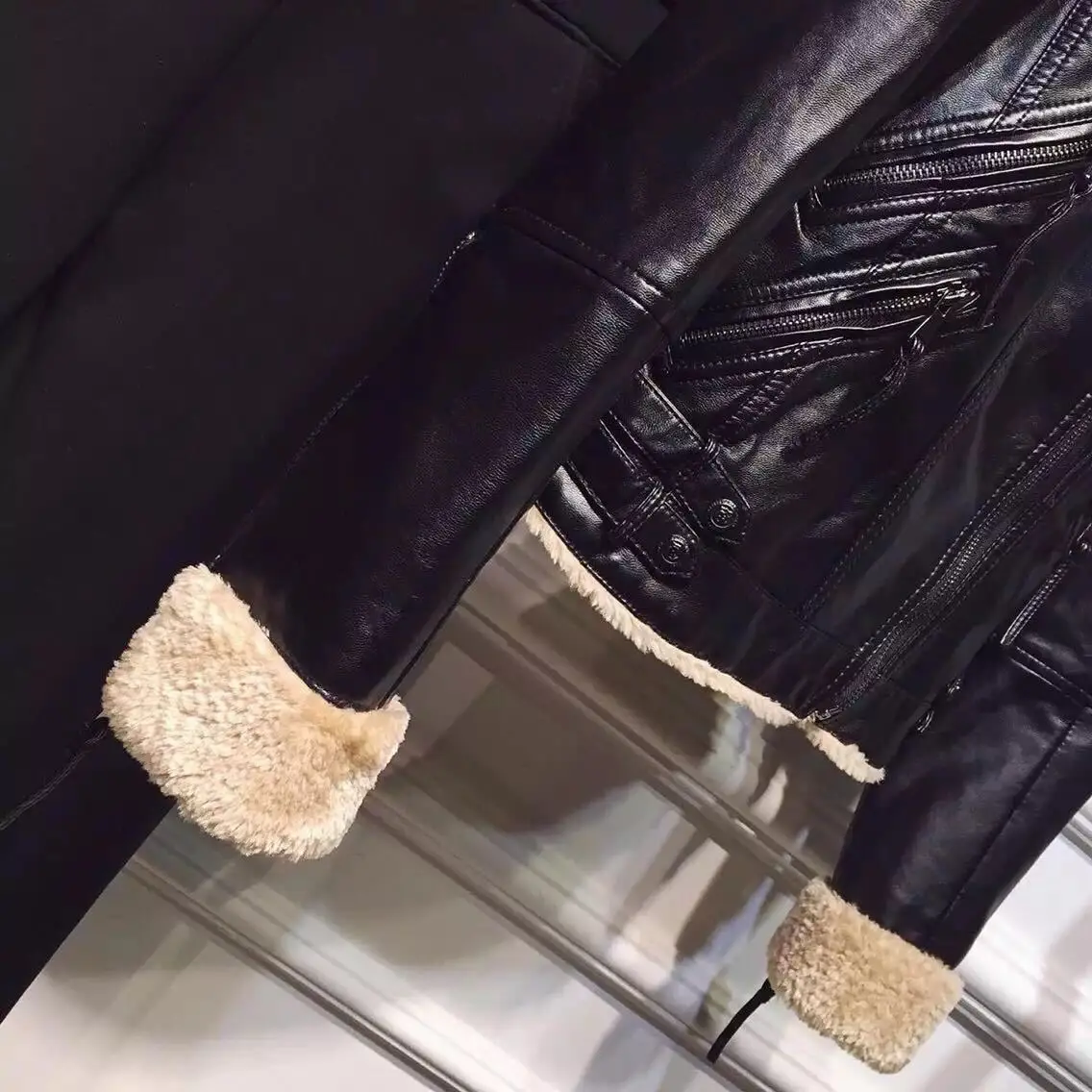 Женская черная короткая мотоциклетная куртка из искусственной кожи