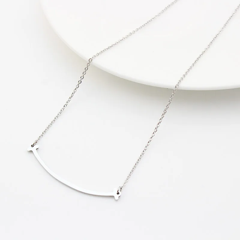 Трехцветная улыбка очень милая для меня. Ее ожерелье с таким же улыбающимся лицом