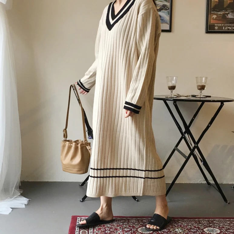 Женское трикотажное платье-свитер с v-образным вырезом и длинным рукавом |