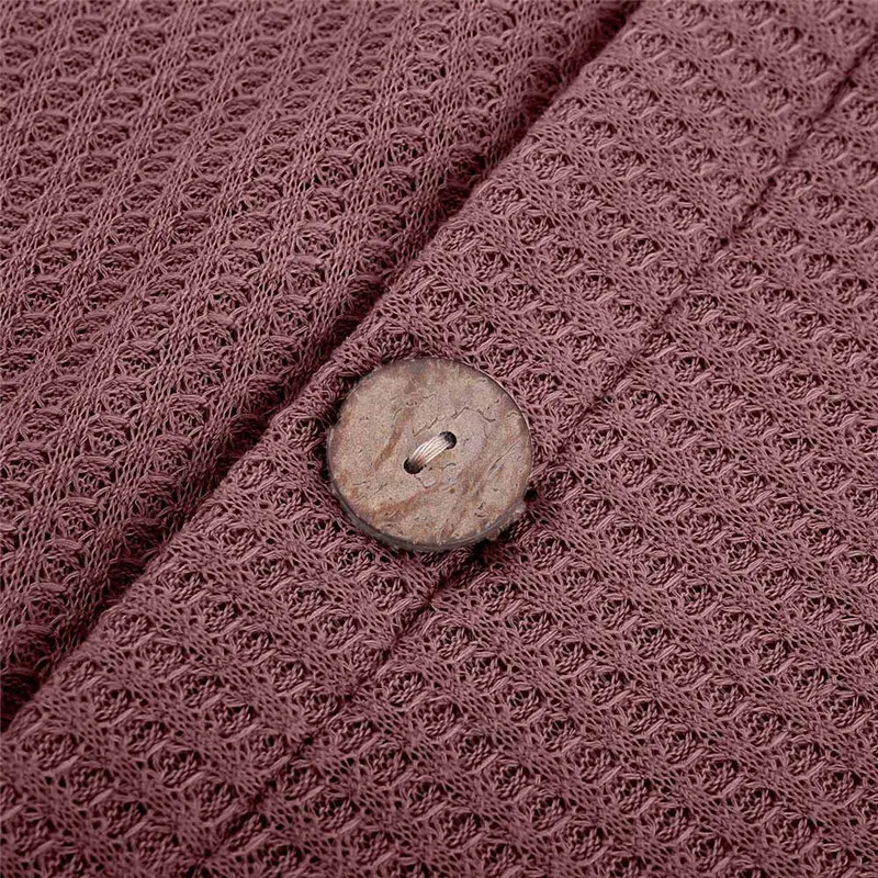 Женский вязаный пончо с воротником под горло пуговицами и асимметричным подолом