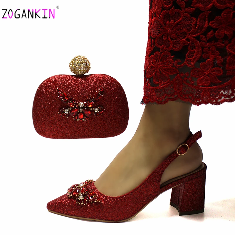 Красные женские туфли в нигерийском стиле с подходящей сумочкой на квадратном