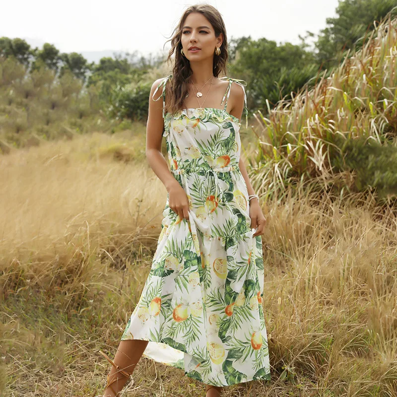 Длинное платье на бретельках с нагрудным ремешком и принтом фруктов в