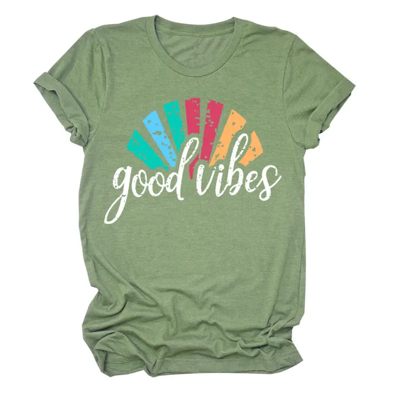 Женская футболка с радужными буквами Good Vibes красивая вырезом лодочкой и забавной