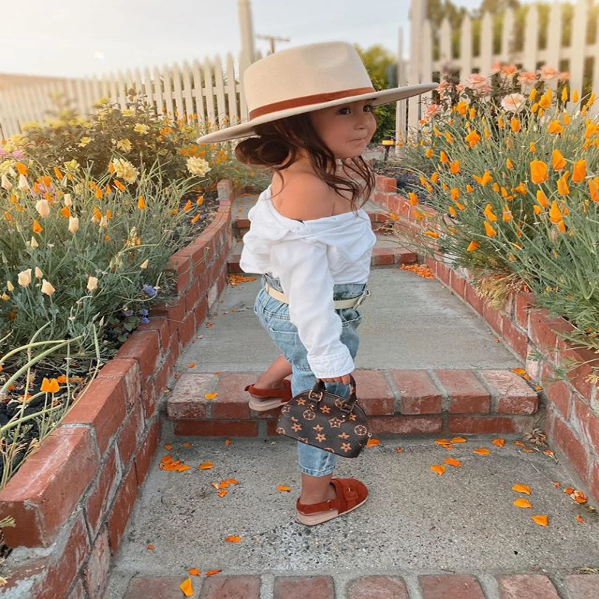 

One shoulder cotton suspender shirt + European and American Wind burst open bag jeans suit2Y-7Y