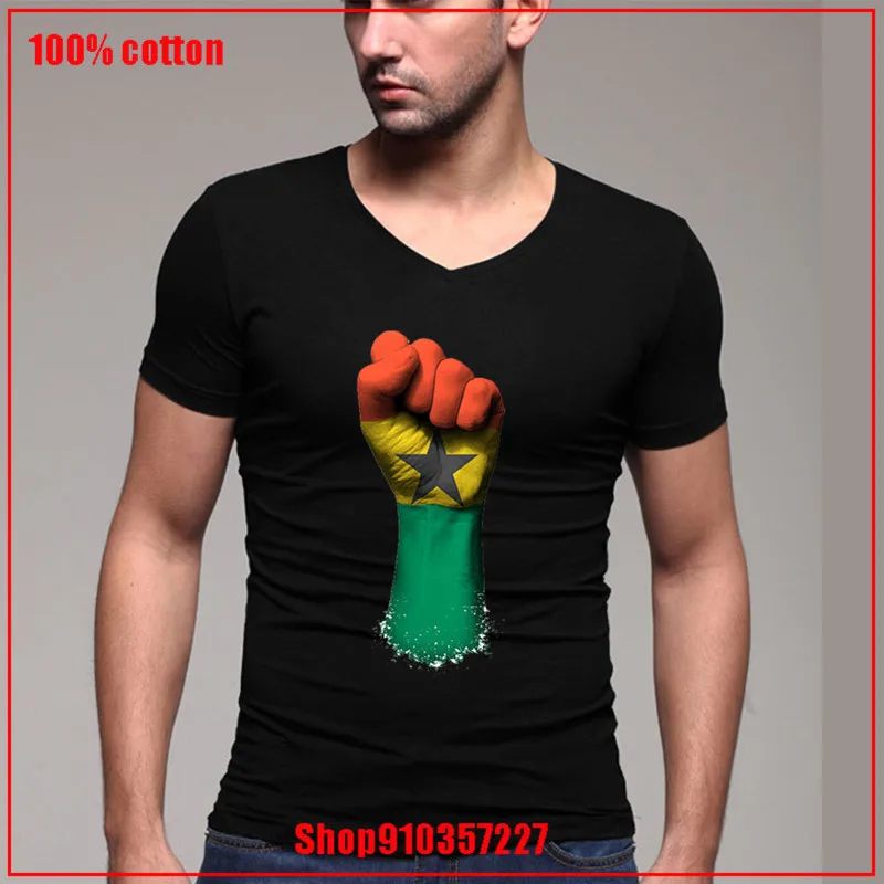 Футболка с V-образным вырезом флаг Ганы на приподнятом кулаке хлопковая Базовая