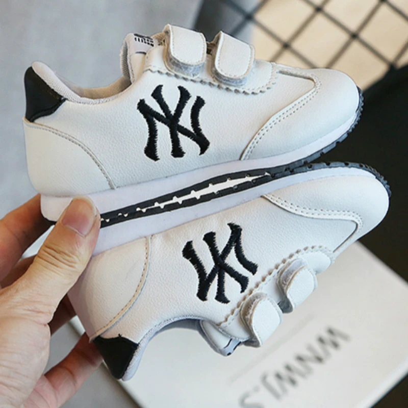 Детская обувь для отдыха и дышащие сникерсы на мягкой подошве Новая модная