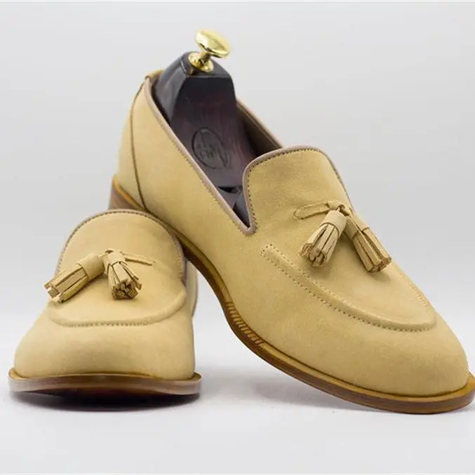 

2021 new men fashion trend classic all-match dress shoes handmade light yellow suede round head tassel retro loafers KU269