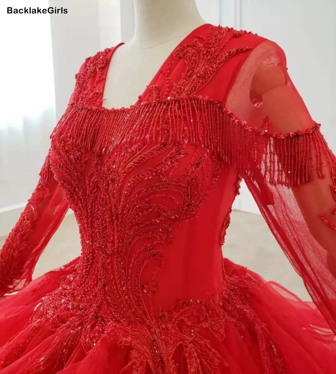 Красное Бальное Платье с v-образным вырезом длинным рукавом и бусинами