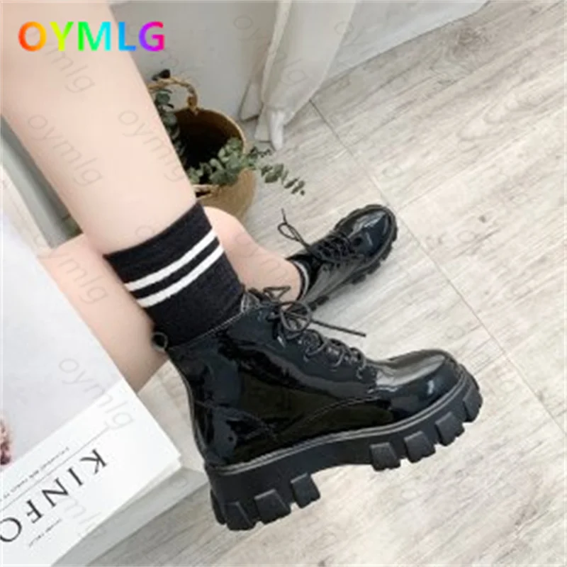 

Martin boots women's autumn 2021 new thick-soled catwalk net red the same thick-soled college style bright leather short boots