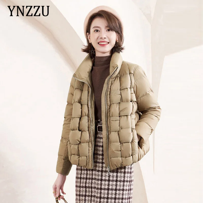 

Роскошная женская короткая пуховая куртка, модель сезона зима-осень 2021 года, модное пальто на молнии с переплетением, свободное утепленное ...