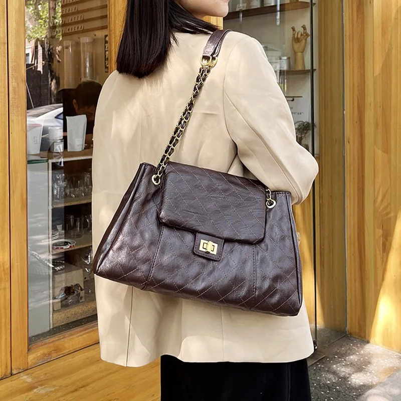 

Новые универсальные сумки через плечо, трендовая женская сумка через плечо на цепочке, однотонная простая сумка из искусственной кожи, вмес...