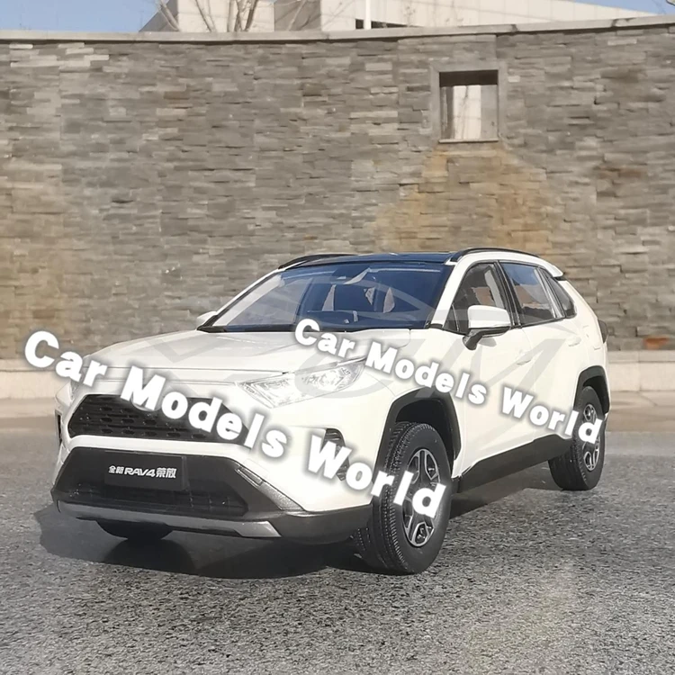 Литая модель автомобиля для всех новых RAV4 1:18 (белый) + небольшой подарок! |