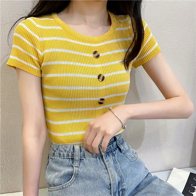 Suéter corto ajustado a rayas con botones para mujer, camiseta informal de manga corta con cuello redondo, camisetas amarillas