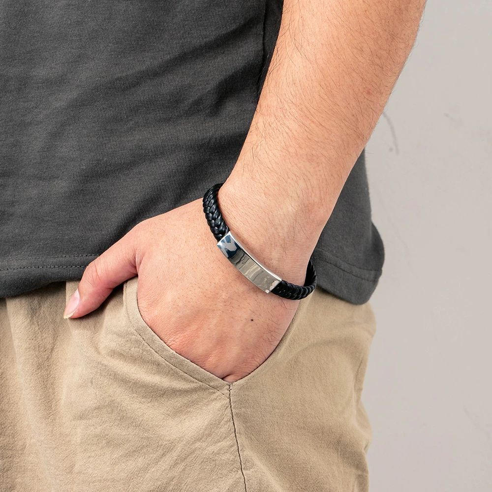 Персонализированное выгравированное название черный кожаный плетеный браслет с