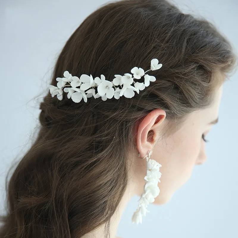 Peine nupcial encantador para el cabello, accesorios de porcelana blanca con flores para mujer, tocado hecho a mano, joyería para el cabello para boda y graduación