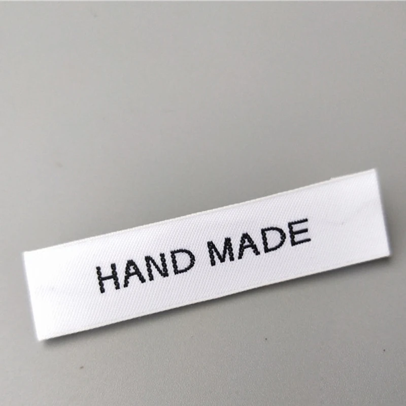 Высококачественная повязка на руку для пальто ручной работы белом фоне с черным