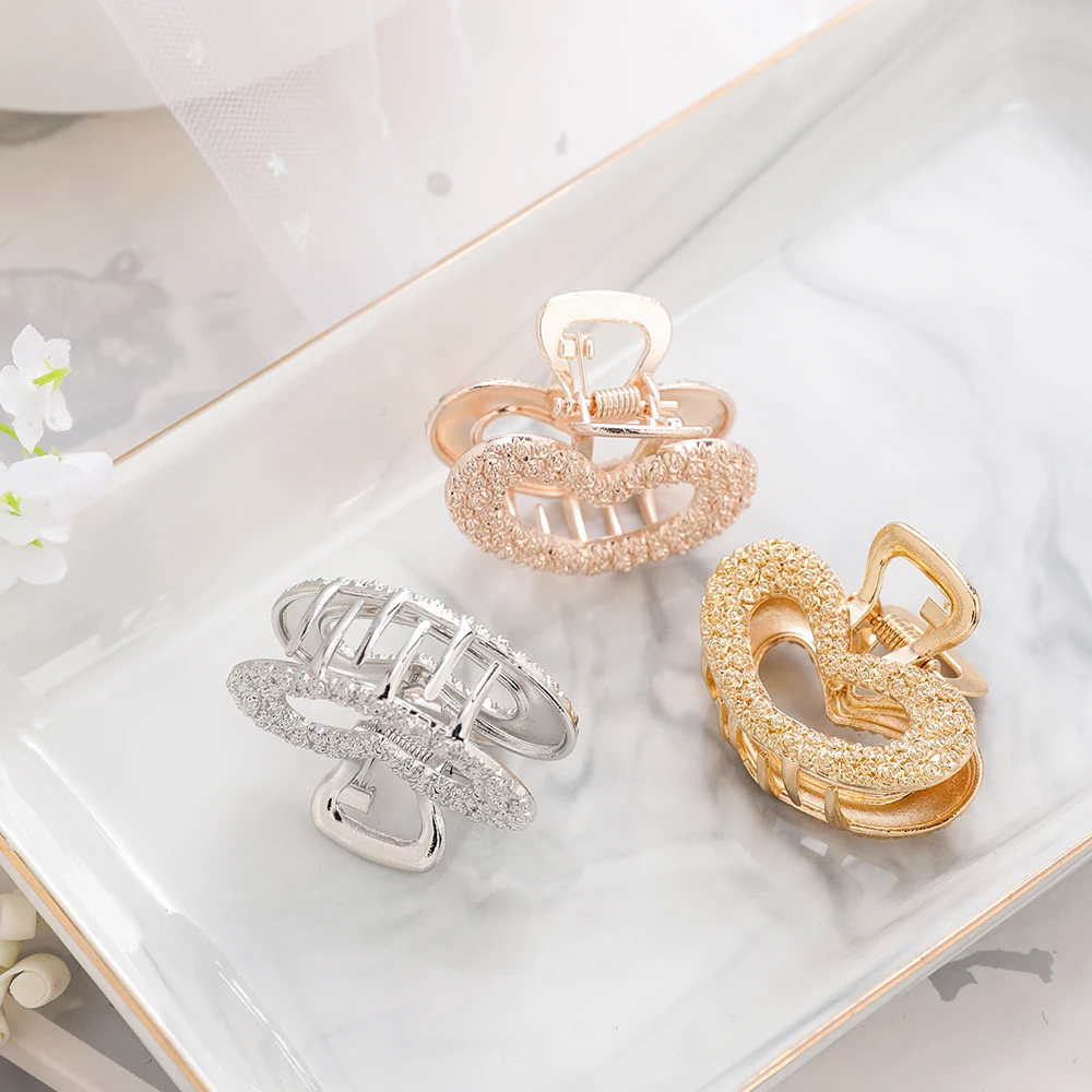 Черный пистолет покрытый металлическим сердцем коготь для волос женщин