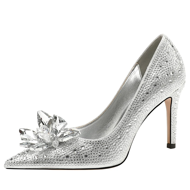 Свадебные туфли с блестящими стразами белые открытым носком на высоких каблуках