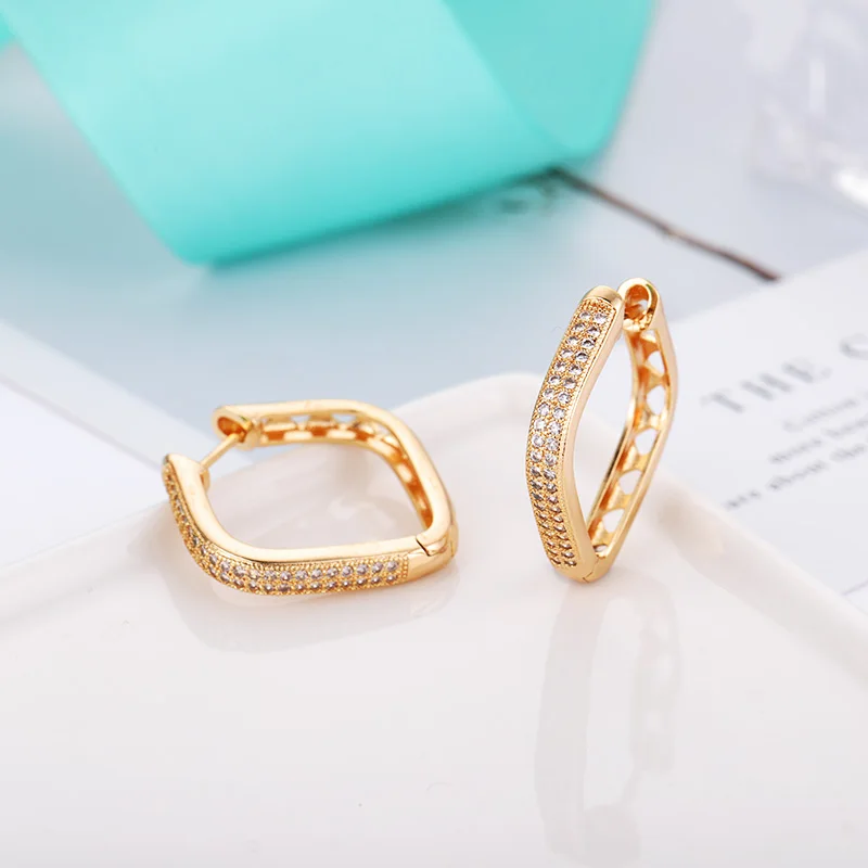 Роскошные серьги кольца с кубическим цирконием золотого и серебряного цвета