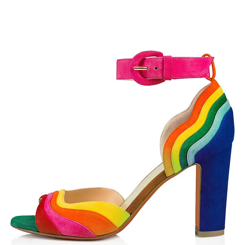 Разноцветные босоножки на высоком массивном каблуке с ремешком и пряжкой