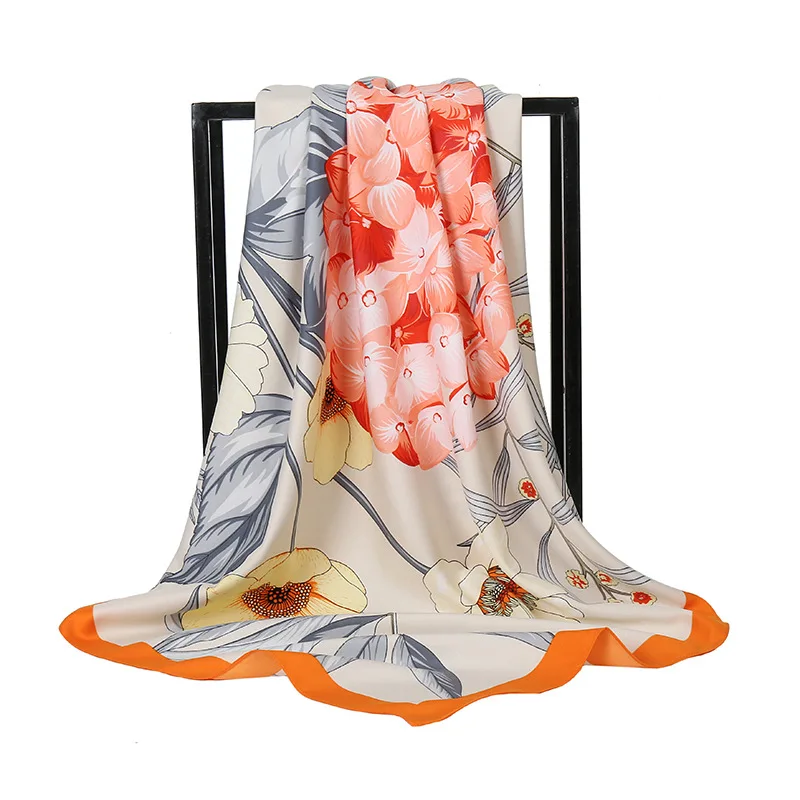 Рисунок 6 - Женский шарф с цветочным принтом