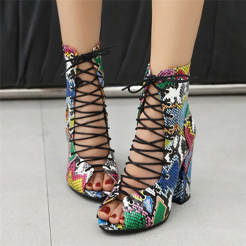 

Женские босоножки-гладиаторы на платформе и высоком каблуке, со змеиным принтом