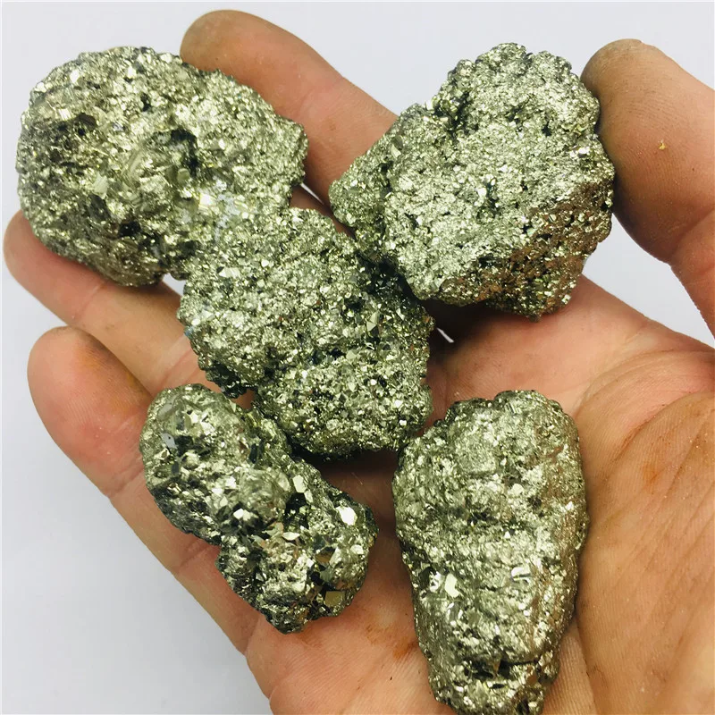 Натуральная латунная руда 100 г расположена с минеральным кристаллом образцом