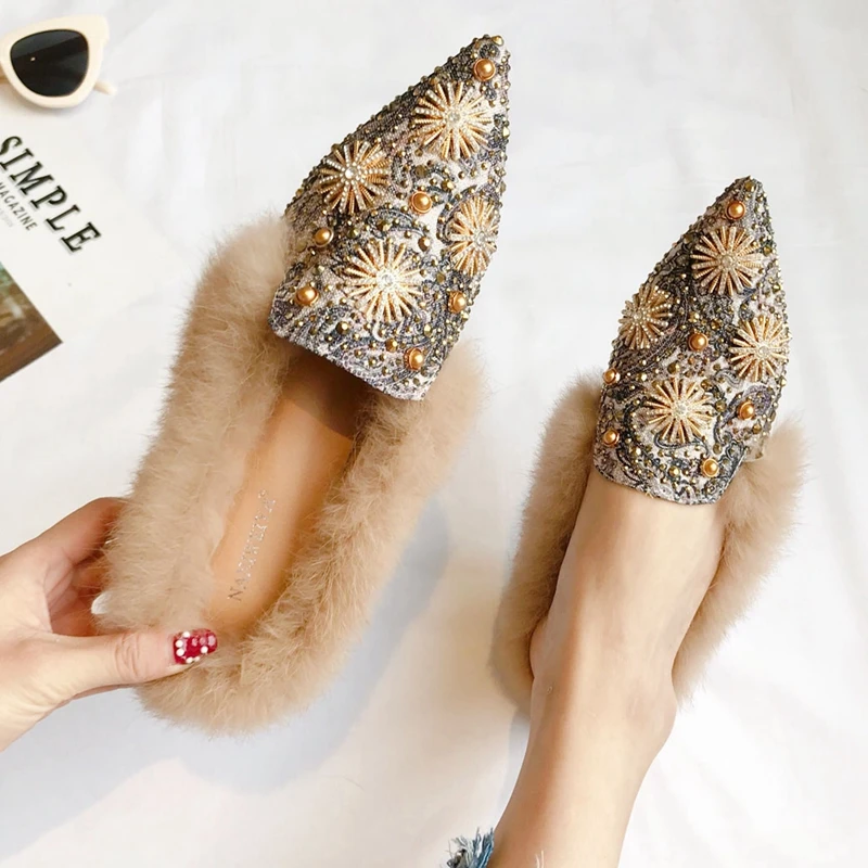 Зимняя обувь на натуральном меху украшенная кристаллами и цветами женские