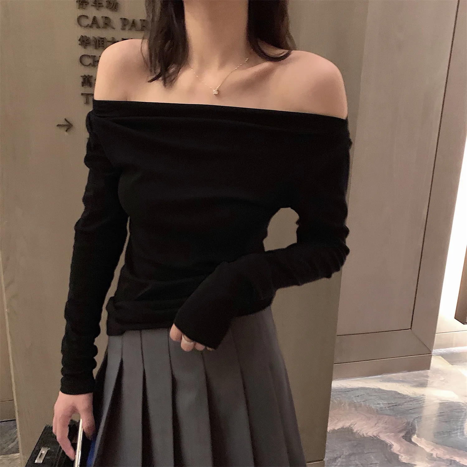 

Sexy Sloping Shoulder One-Neck Off-The-Shoulder Top 2021 Spring Leaking Clavicle Bottoming Shirt Women Long-Sleeved T-shirt