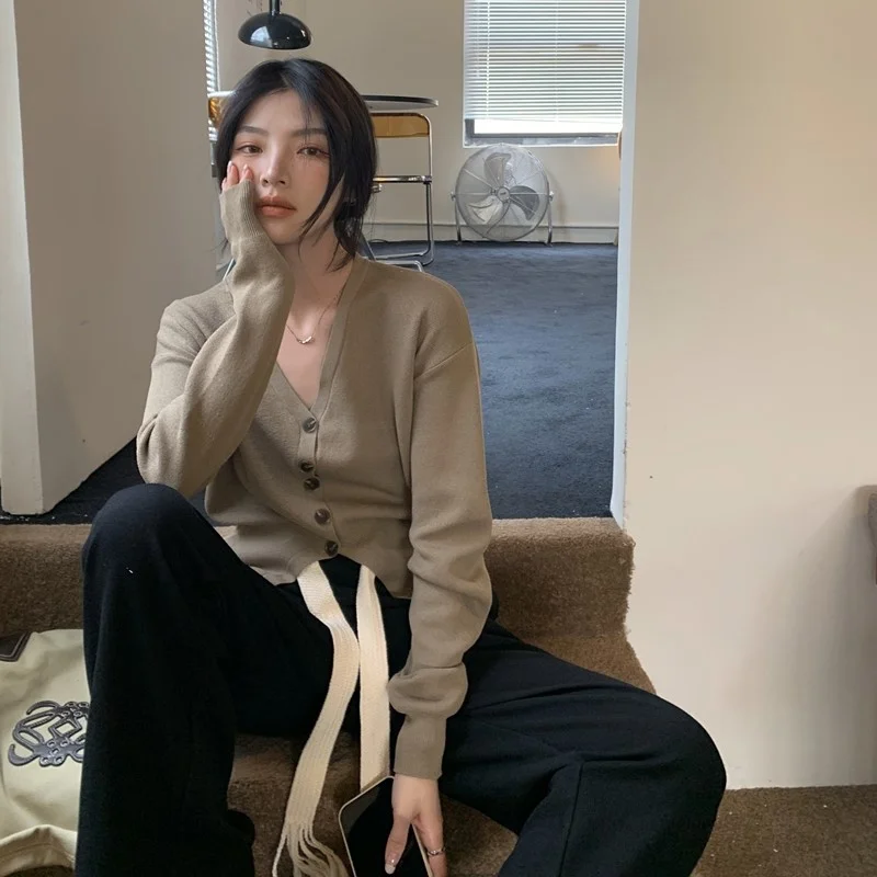 Женский трикотажный кардиган с V-образным вырезом и длинным рукавом |